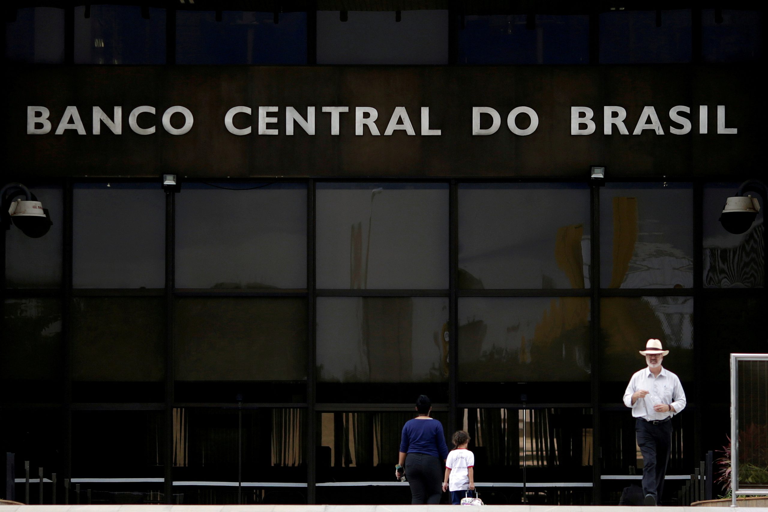 Brazils-Central-Bank-Provided-Mercado-Bitcoin-with-a-Financial-License-scaled-1