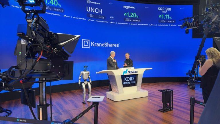 for-the-first-time-ever-a-humanoid-robot-rings-the-nasdaq-opening-bell-768x432-1