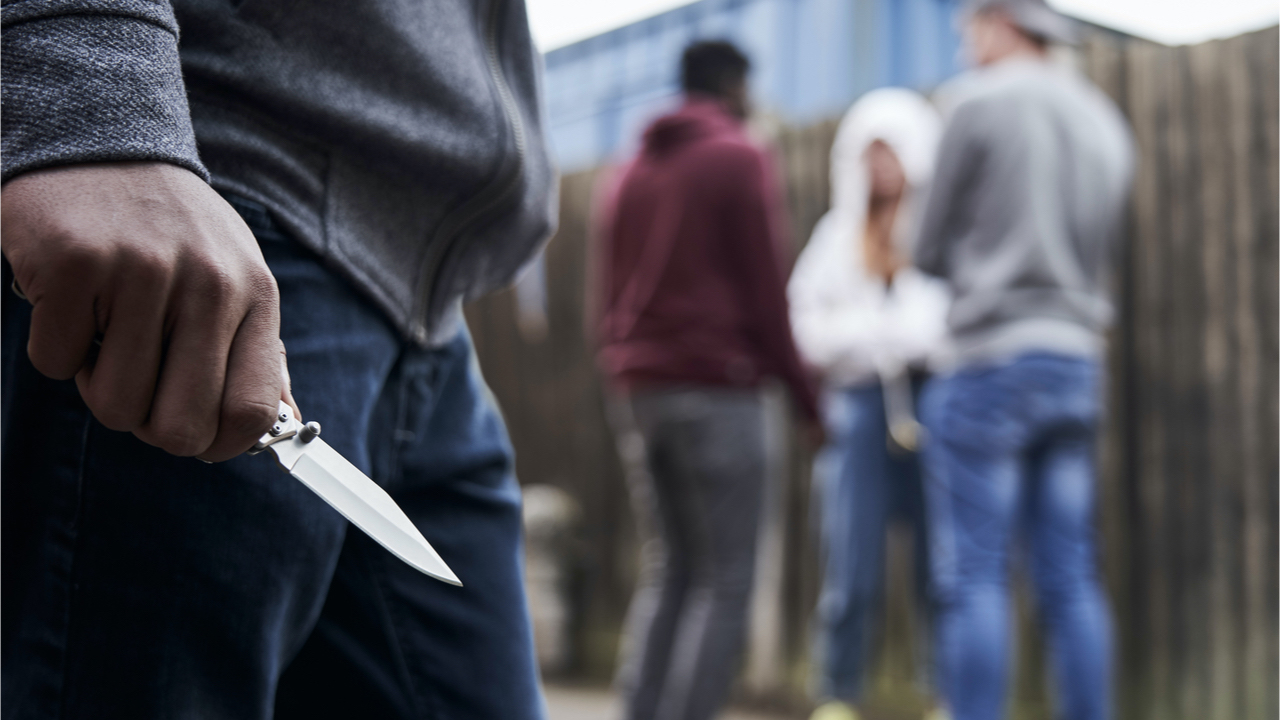 london-college-student-robbed-at-knifepoint-by-8-thugs-for-93k-in-bitcoin